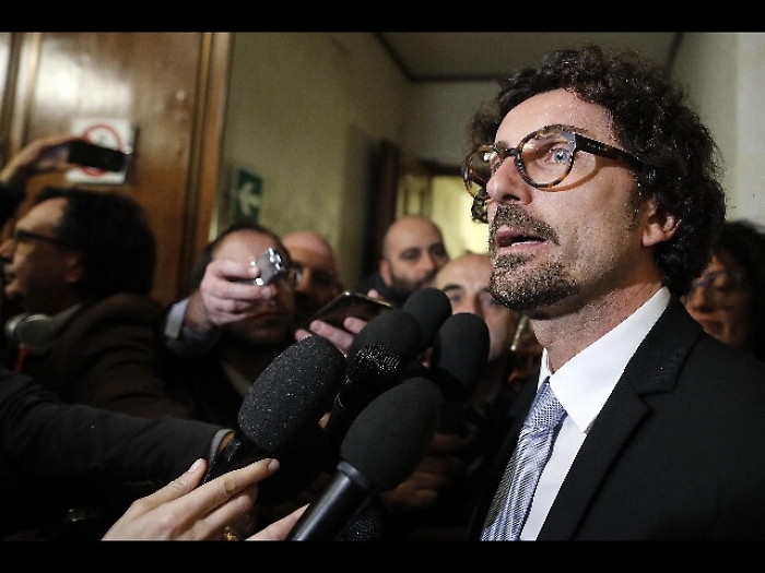 Camere: Toninelli, no a condannati