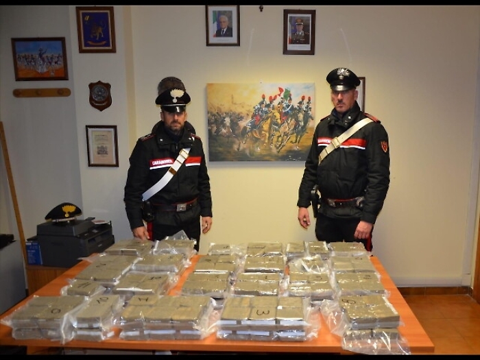 90 kg di hascisc in auto, arrestato