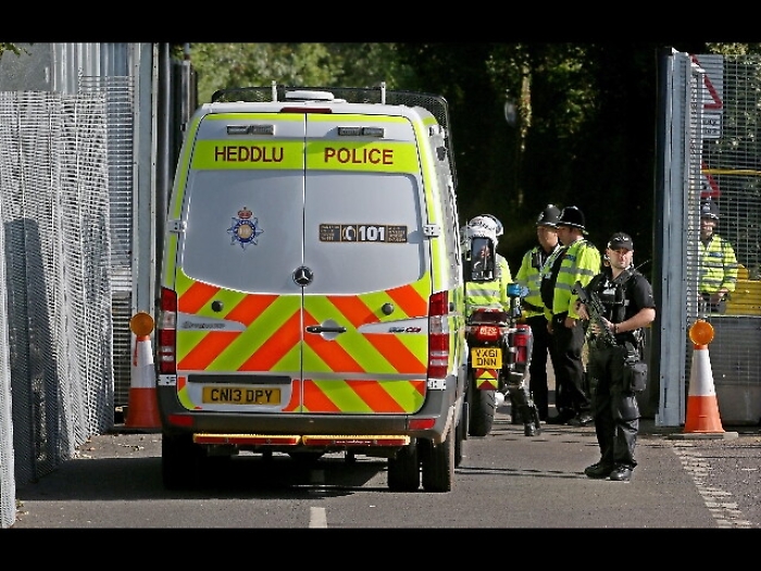 Gb: guida auto contro folla, 4 feriti