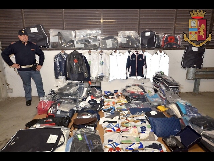 Furti oggetti Maserati, indagata guardia