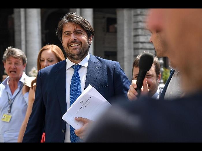 Francia: Buffagni, che schifo Gozi...