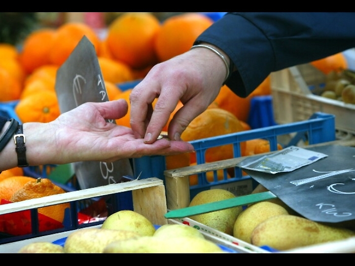 Istat, gi&ugrave; fiducia consumatori e imprese