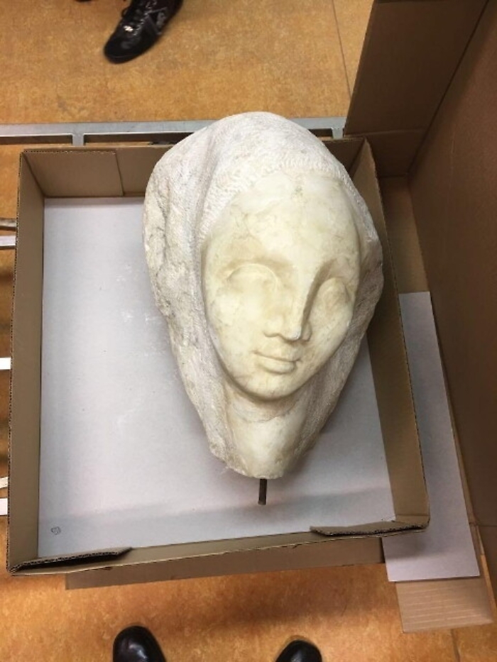 Testa statua trovata abbandonata Venezia