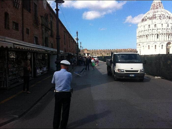 Appello, no a bancarelle piazza Miracoli