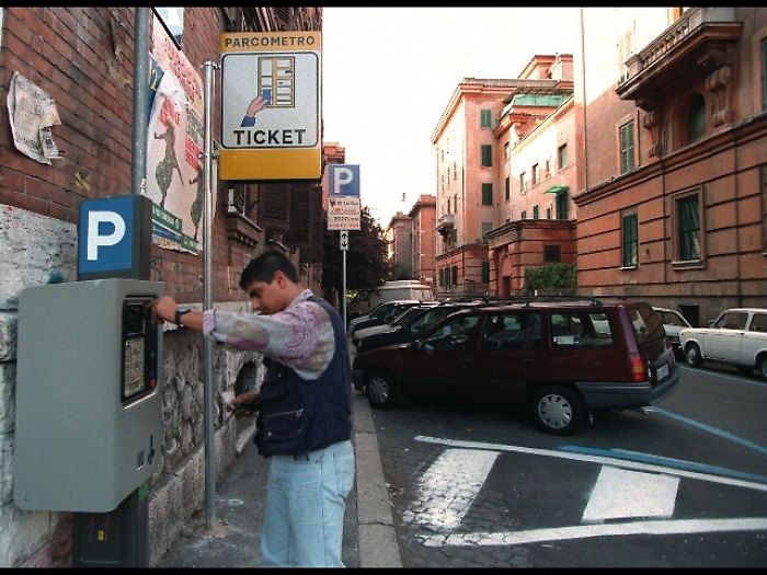 Danneggiati parcometri, scritte No Tap