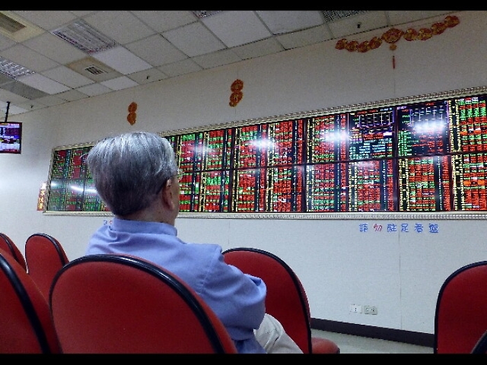 Borsa: Asia frena, Hong Kong -2%