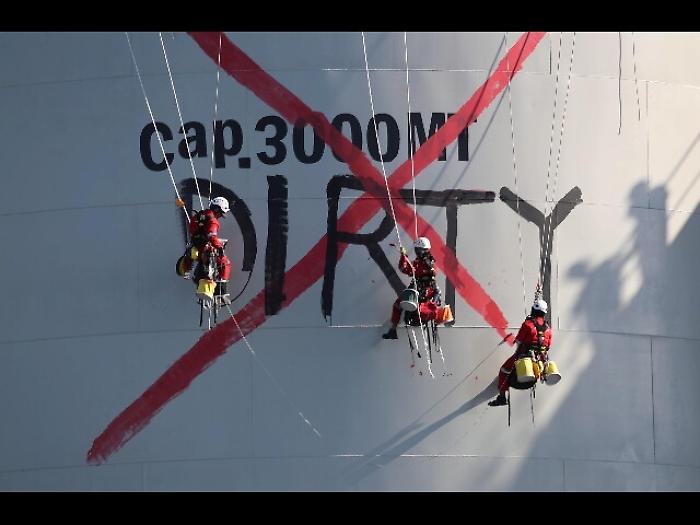 Greenpeace 'abborda' nave, sei arresti