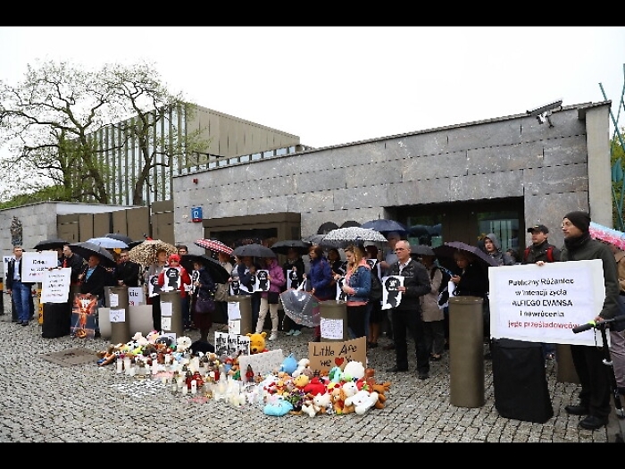 Alfie: genitori frenano protesta