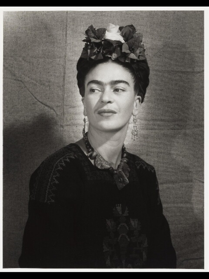 Tff: Frida Kahlo, artista martire in b/n e a colori