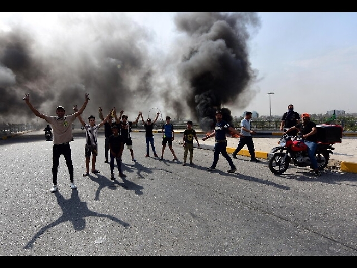 Scontri a Baghdad, lacrimogeni polizia