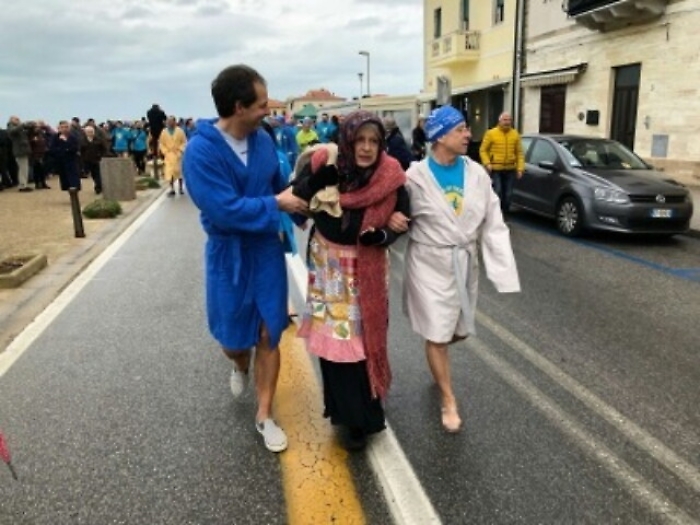 Tuffo in mare per pisani e livornesi