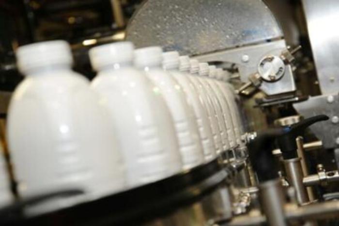Contaminanti nei 'latti di crescita', per Altroconsumo meglio il latte di mucca