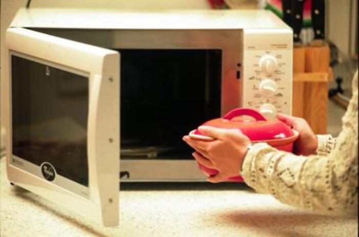 Tumori: dalle bottiglie di plastica al microonde, crescono fake news