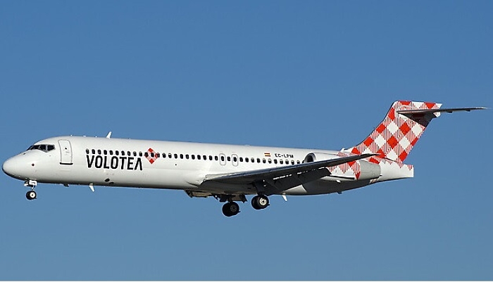 Salgono su un volo diretto a Catania ma il comandante: &laquo;Si va a Nantes&raquo; 