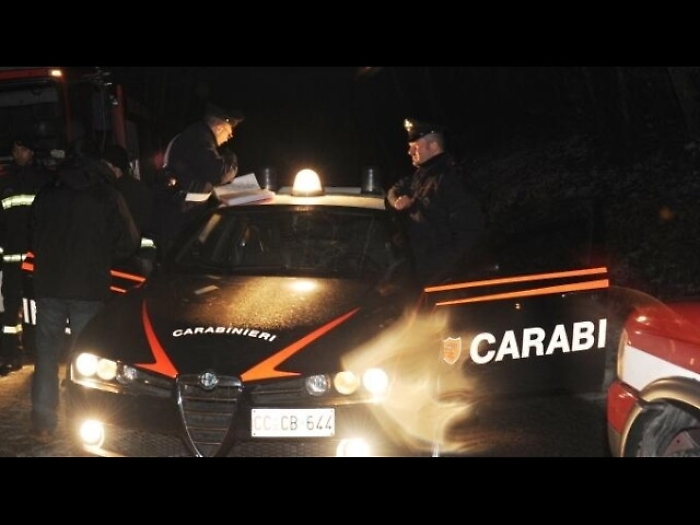 Muore cadendo da muretto davanti 'disco'