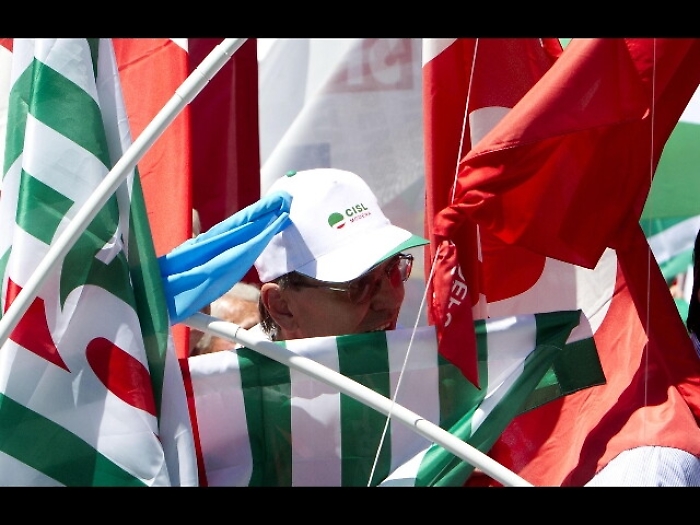 Sindacati, reddito rischia guerra poveri