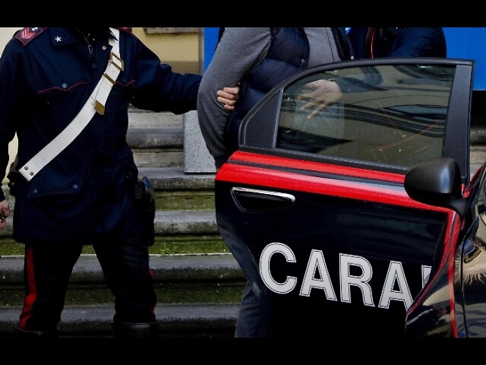 Sequestra figlia 8 anni e si barrica