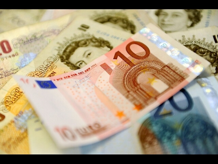 Sterlina sotto 1,28 dlr, minimi un mese