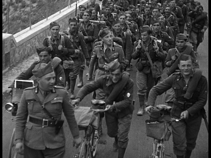 Scherza coi fanti, guerra e nostalgia