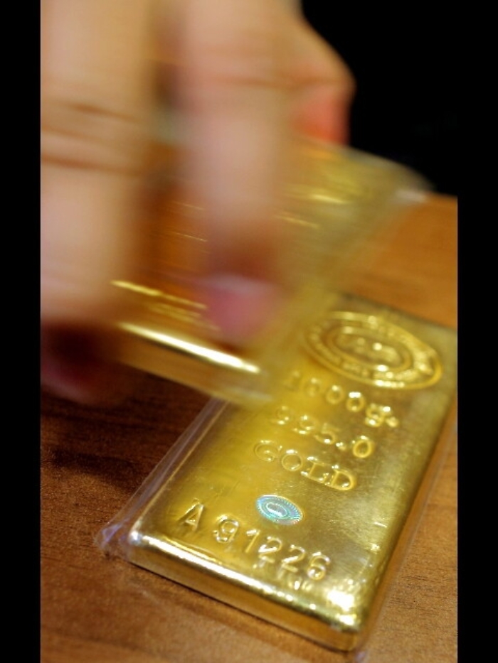 Oro in calo, tocca soglia a 1.200 dlr