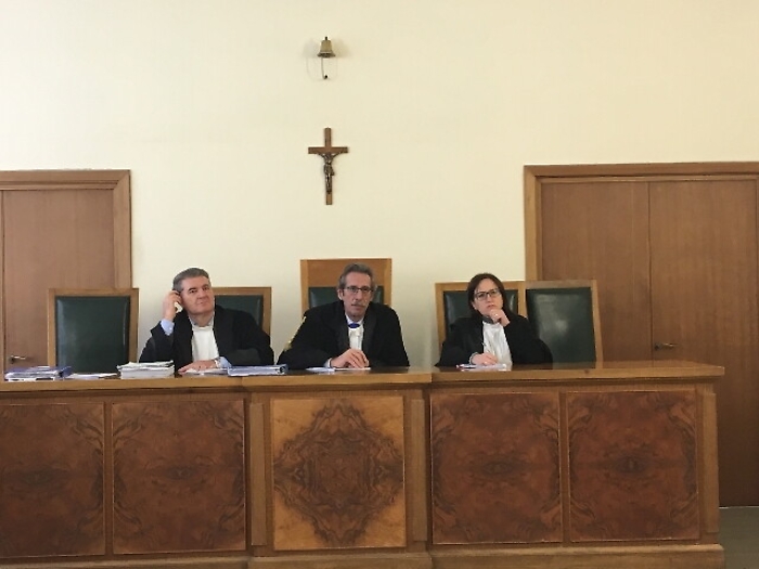 Escort:Bari chiama Consulta su Merlin