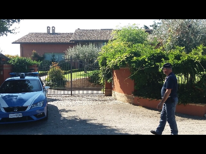 Rapina in villa, tagliato lobo a moglie