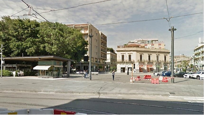 Messina, 17enne cade in piazza Cairoli e si sfregia il volto