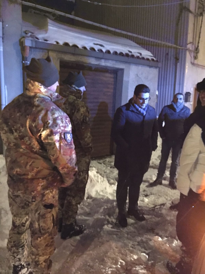 Troina ancora sotto una coltre di neve "liberata" dall'esercito
