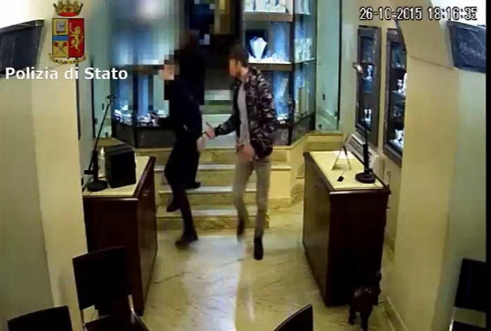 Catania, rapine in ville e gioiellerie: undici arresti