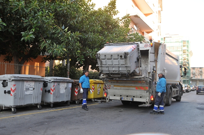 Raccolta rifiuti a Catania, il Comune: &laquo;Il nuovo bando non favorisce le ditte del Nord&raquo;