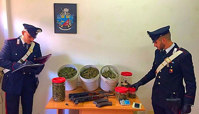Lentini, nel garage aveva un arsenale e 2,5 chiuli di droga: arrestato