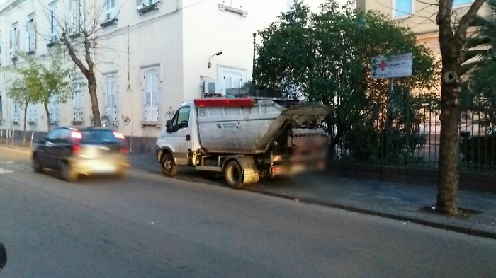 Catania, quel mezzo della nettezza urbana che blocca l'ingresso del pronto soccorso