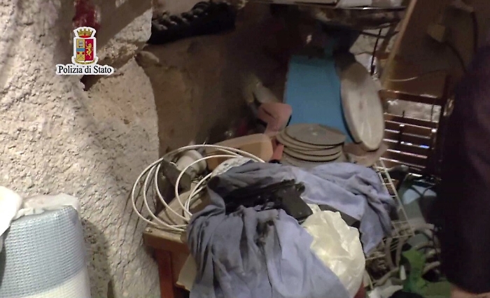 Palermo, in uno stabile del Ballar&ograve; trovate armi e due cavalli