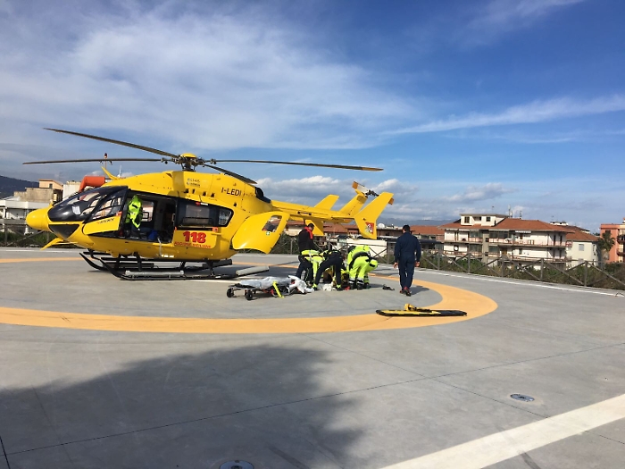 Riposto, motozappa trancia gamba ad agricoltore