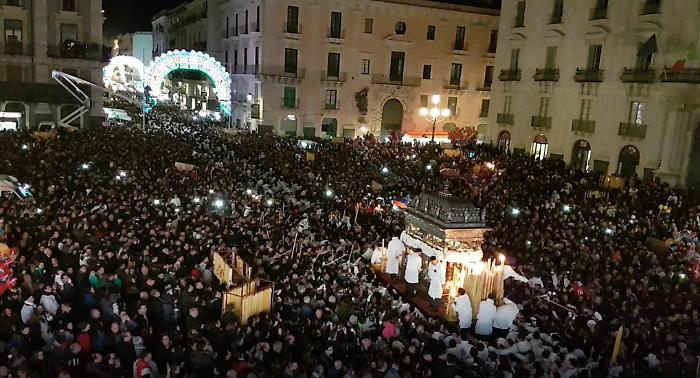 Sant' Agata tra i fedeli alle 17,30:  comincia il giro interno nel clou della festa