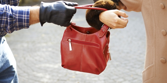 Gela, poliziotto blocca uno scippatore seriale