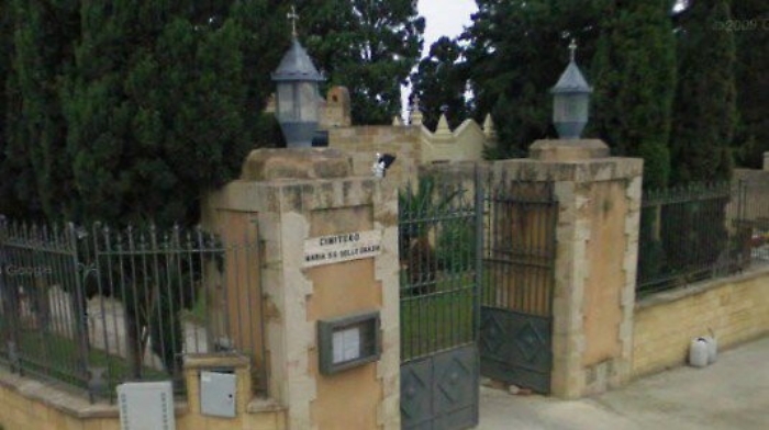 Cimitero Terrasini, bare e sacchi bianchi e neri tra le tombe 