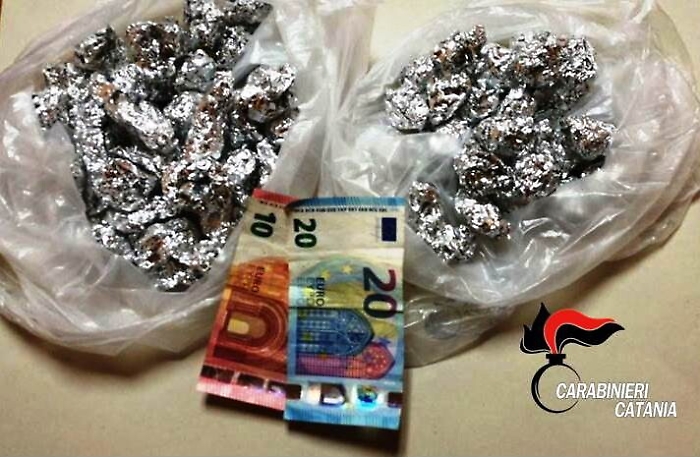 Catania, carabinieri si finge cliente e si mette in fila: arrestato pusher