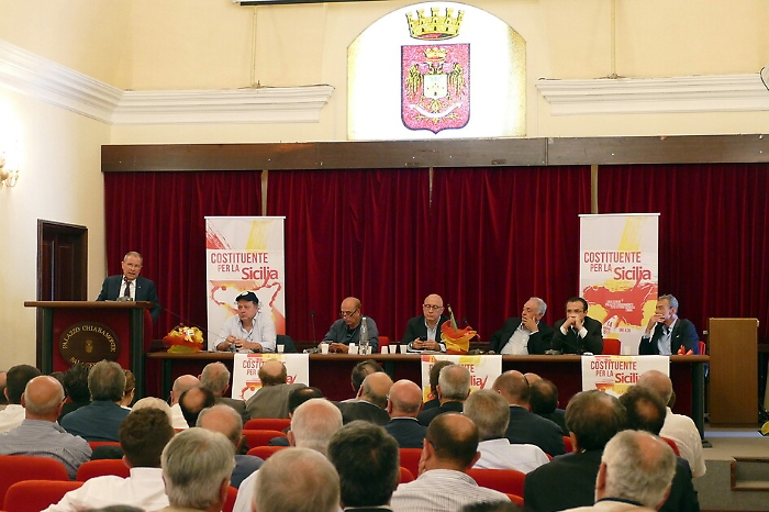 Ad Enna si riuniscono gli autonomisti siciliani: e si rivede Raffaele Lombardo