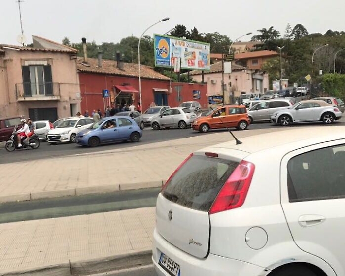 Catania, posteggio "incivile" davanti a rosticceria via "Due Obelischi"