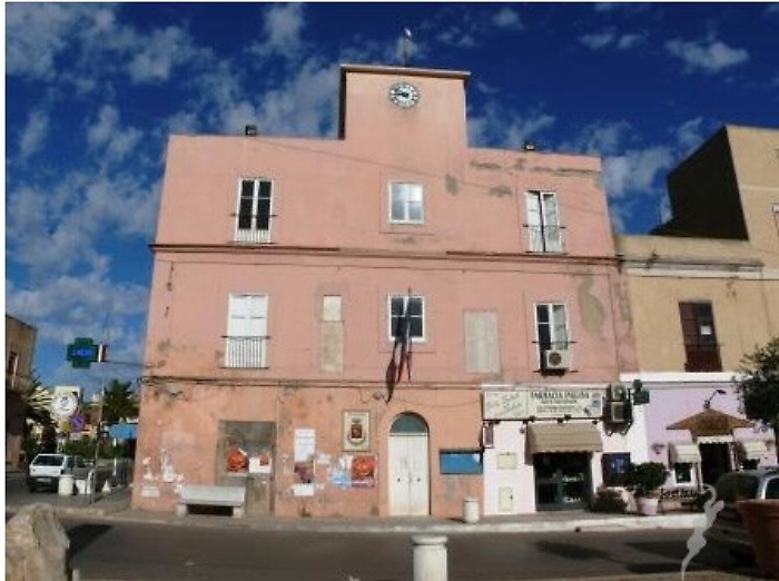 Lampedusa, corsa a quattro per &ldquo;conquistare&rdquo; il Palazzo di Citt&agrave;