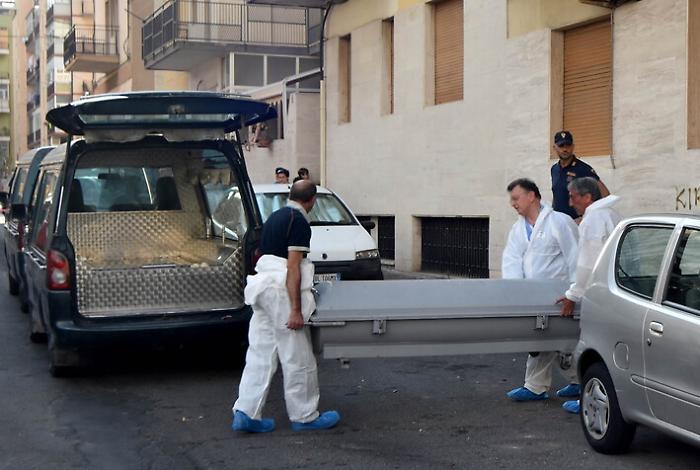 Catania, uccide la moglie con un fucile e si spara subito dopo