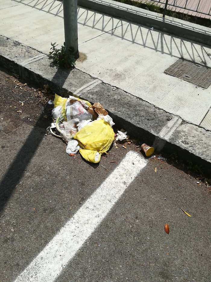 Via Nuovalucello a Catania: la strada &egrave; nuova, ma anche la spazzatura abbandonata