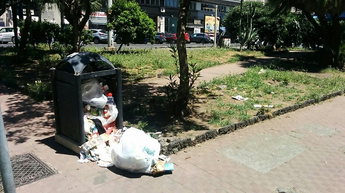 Immagine di ordinario degrado cittadino da piazza Ariosto a Catania