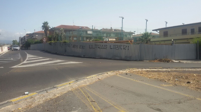 Disagi per pedoni in via Generale Ameglio: &laquo;Via le lamiere e s&igrave; ai marciapiedi&raquo;