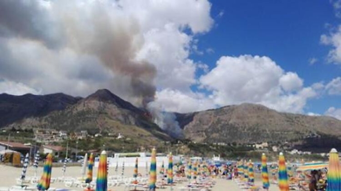 Castellammare, bagnanti fotografano incendio dalla spiaggia