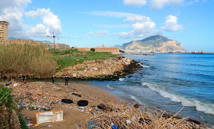 Cadavere in stato di decomposizione nella foce dell'Oreto