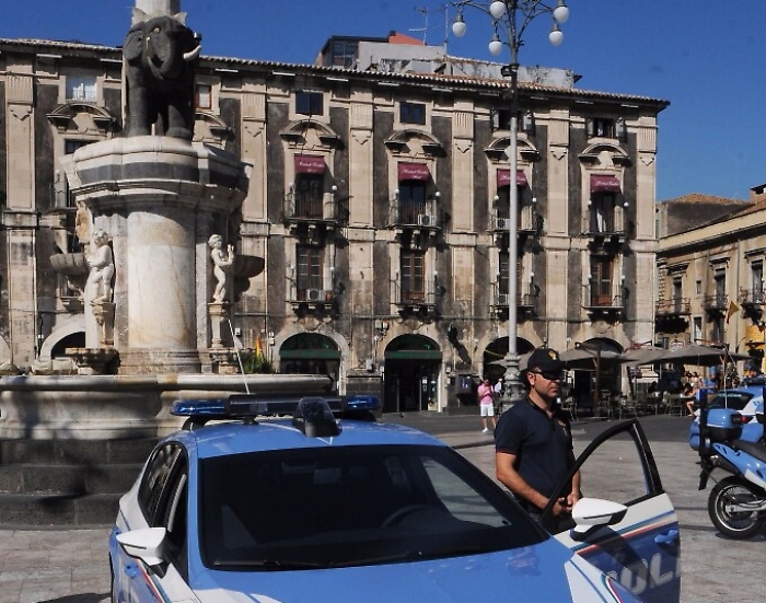 Catania, la polizia recupera borse rubate a turisti francesi