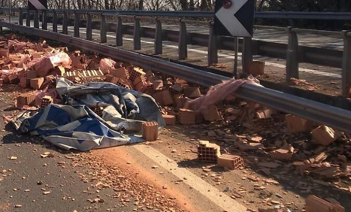 Tir perde carico di mattoni, traffico bloccato sulla SS117
