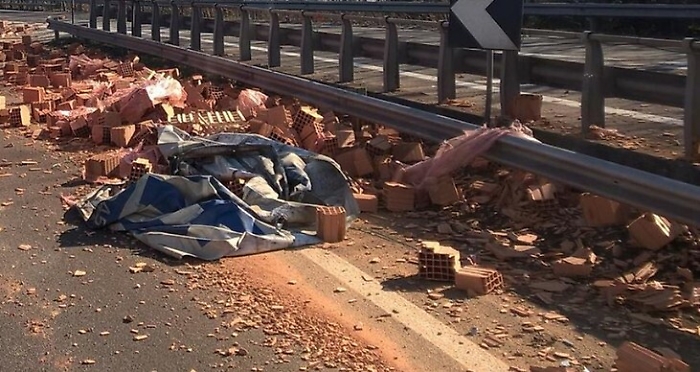 La Ss117 ripulita dal carico di mattoni: ripristinata la circolazione